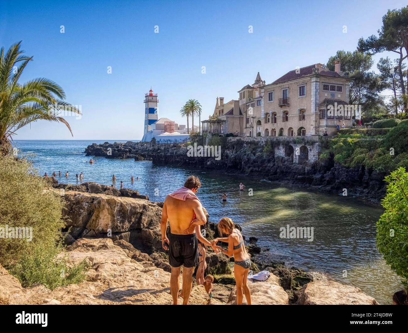 Le phare de Santa Marta sur une petite crique de baignade au large de l'océan Atlantique à Cascais Portugal Banque D'Images