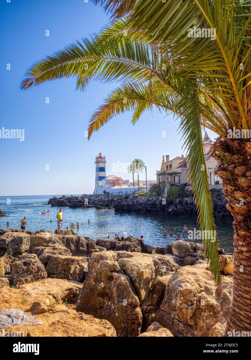 Le phare de Santa Marta sur une petite crique de baignade au large de l'océan Atlantique à Cascais Portugal Banque D'Images