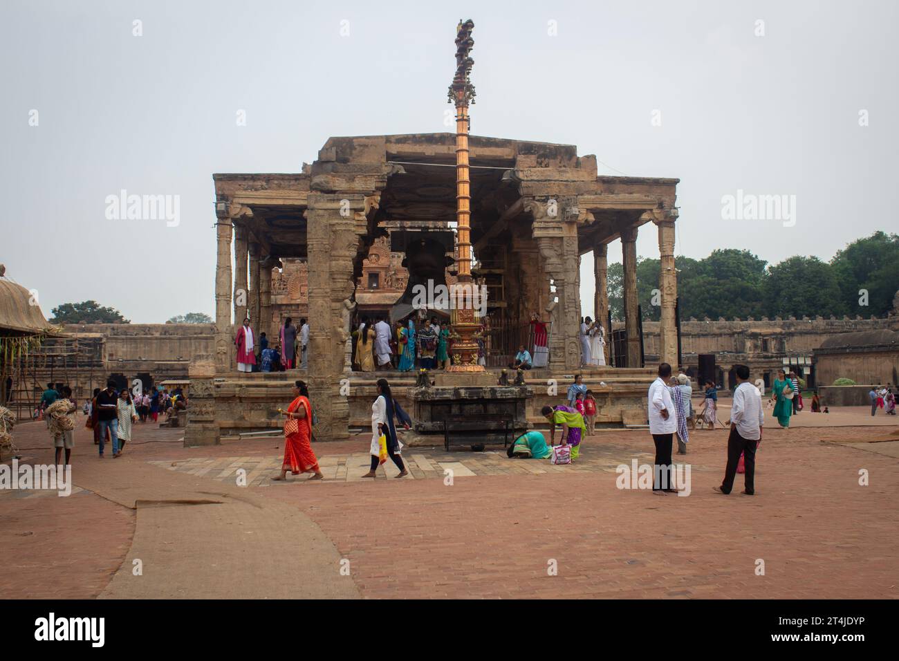 Thanjavur, Tamil Nadu, Inde - octobre 19 2023 : les gens marchent le long du complexe de Thanjavur Grand Temple (également appelé Thanjai Periya Kovil à tami Banque D'Images
