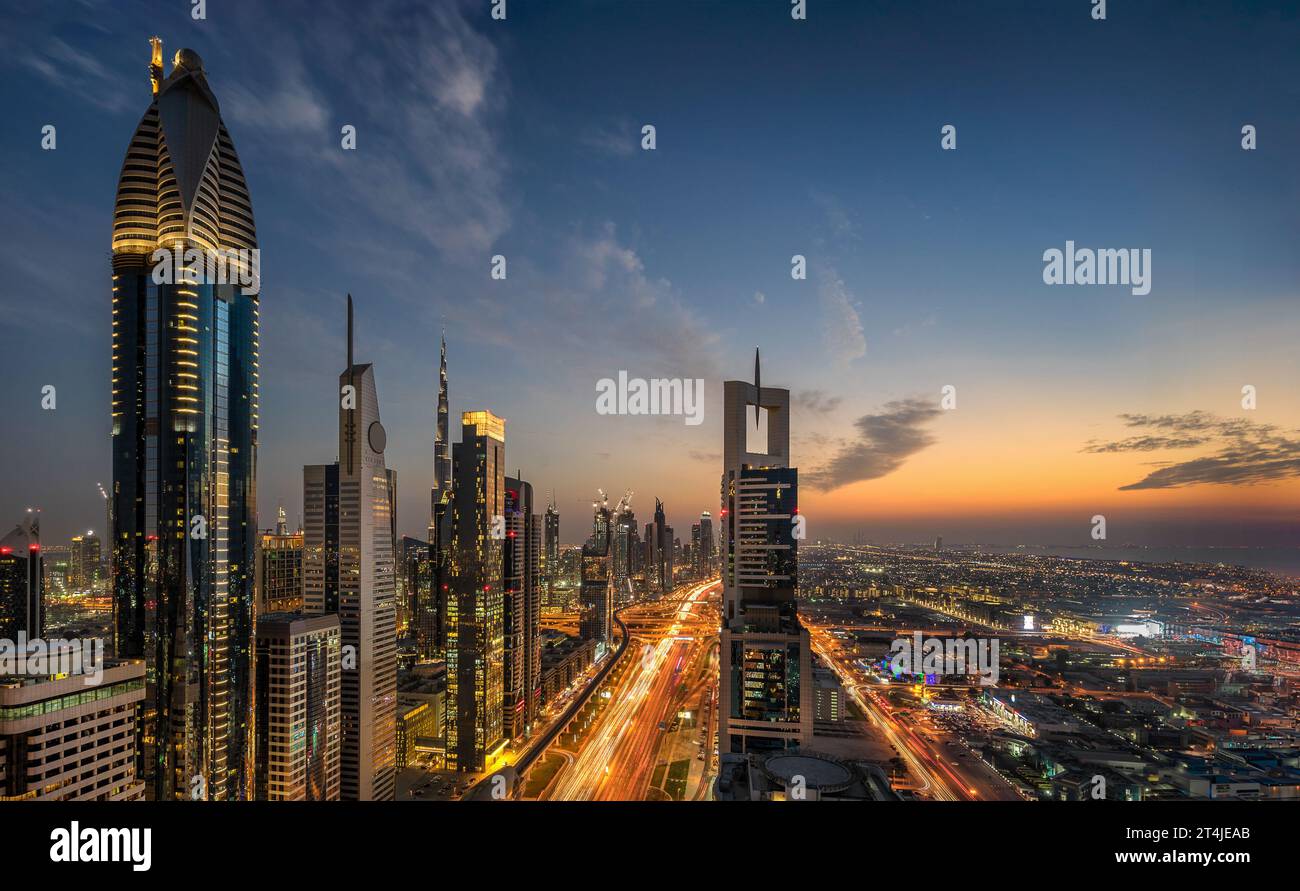 Sheik Zayed road à Dubaï Banque D'Images