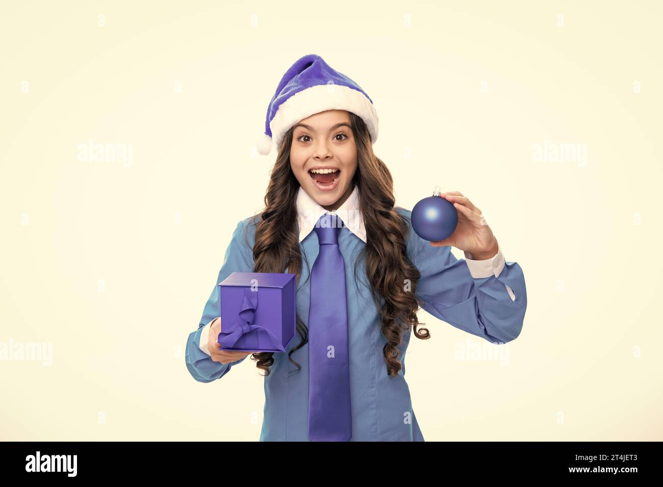 Père Noël enfant fille. Portrait d'une adolescente fille de 12, 13, 14 ans tenant une boîte cadeau de Noël. Enfant en hiver portant un cadeau pour le nouvel an ou Banque D'Images