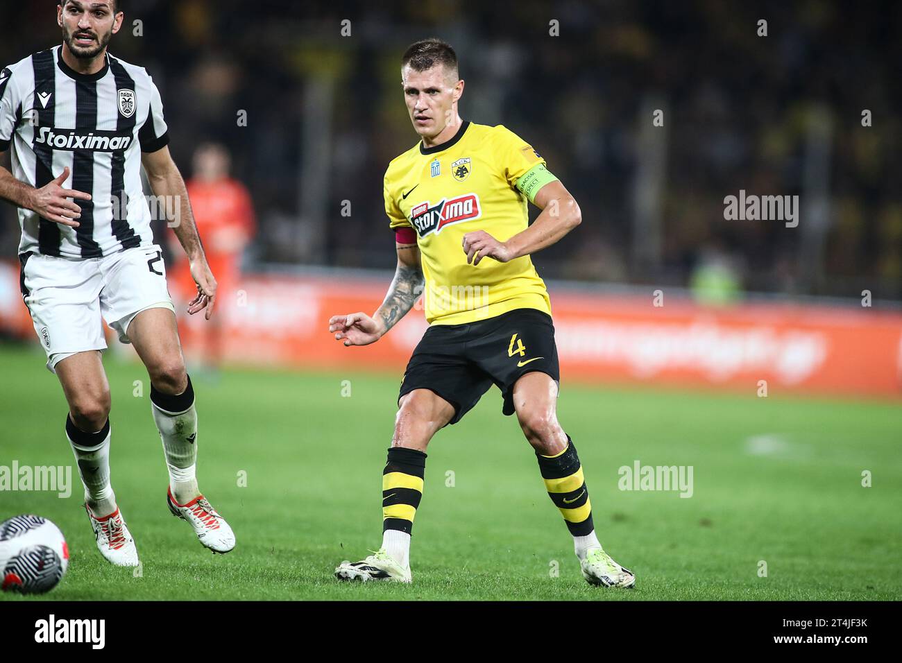 Athènes, Grèce. 30 octobre 2023. Damian Szymanski de l'AEK en action lors d'un match de Superleague grecque entre l'AEK FC et le PAOK FC. (Image de crédit : © Giannis Papanikos/ZUMA Press Wire) USAGE ÉDITORIAL SEULEMENT! Non destiné à UN USAGE commercial ! Banque D'Images