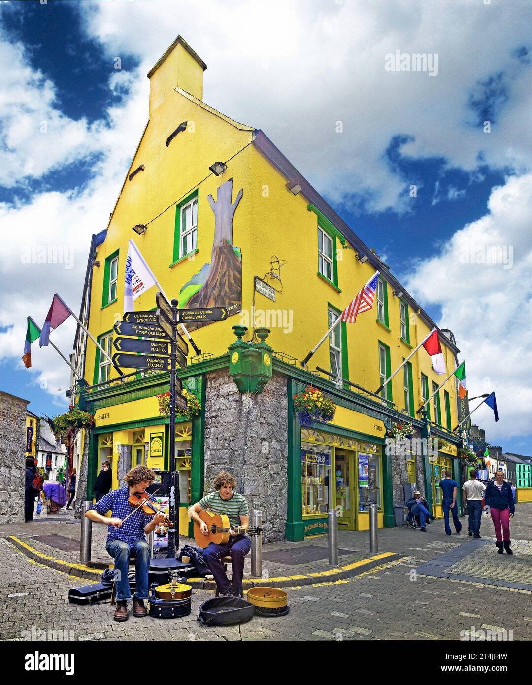 Musiciens jouant à l'intersection des rues Banque D'Images