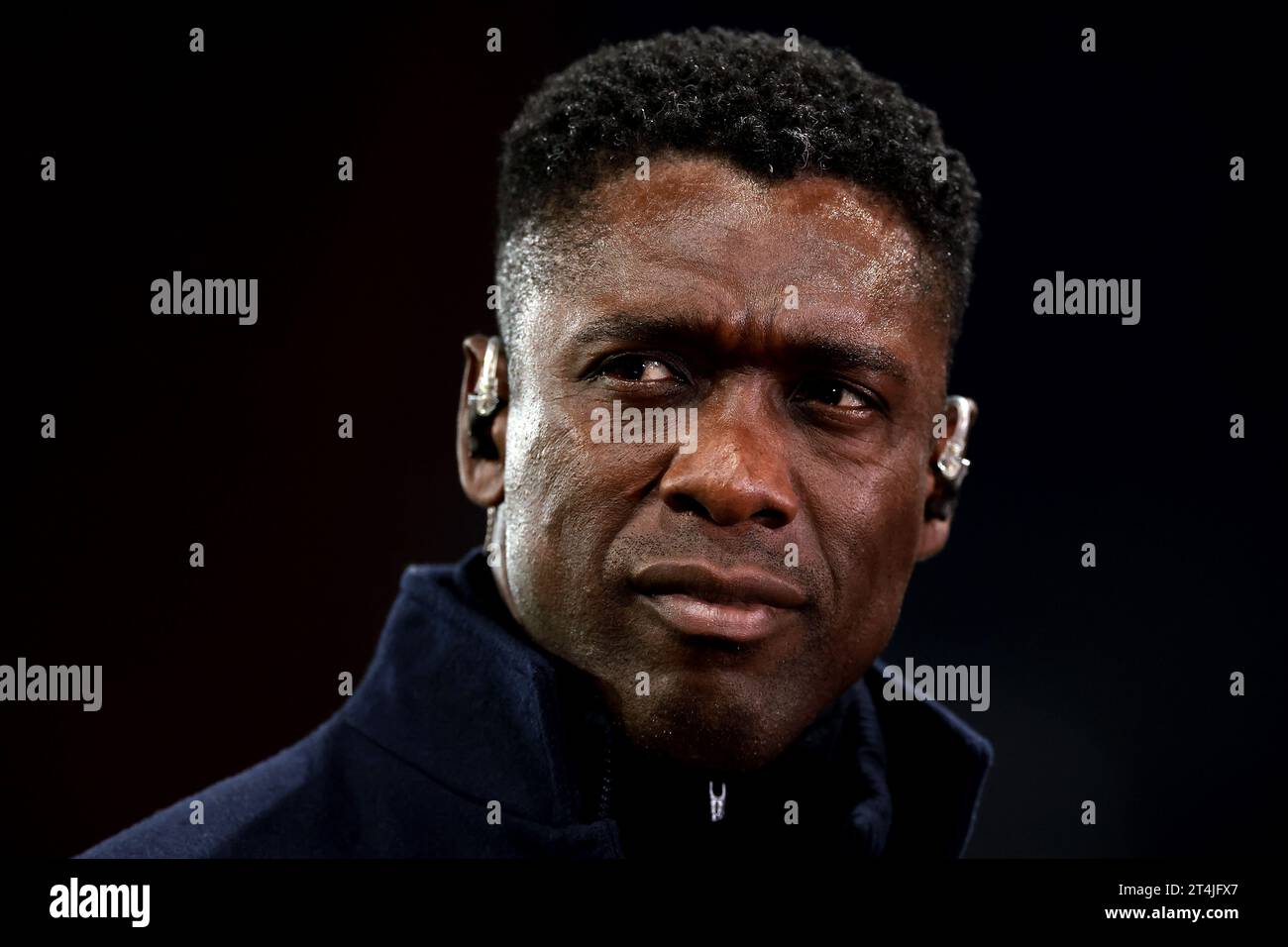 Paris, France. 25 octobre 2023. Clarence Seedorf, ancien milieu de terrain, est vu au pied du camp pour Amazon Prime avant le match de l'UEFA Champions League au Parc des Princes, à Paris. Le crédit photo devrait se lire : Jonathan Moscrop/Sportimage crédit : Sportimage Ltd/Alamy Live News Banque D'Images