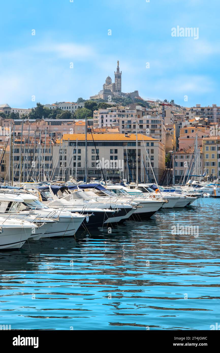 Bateaux de luxe dans le Vieux-Port de Marseille, France. Banque D'Images