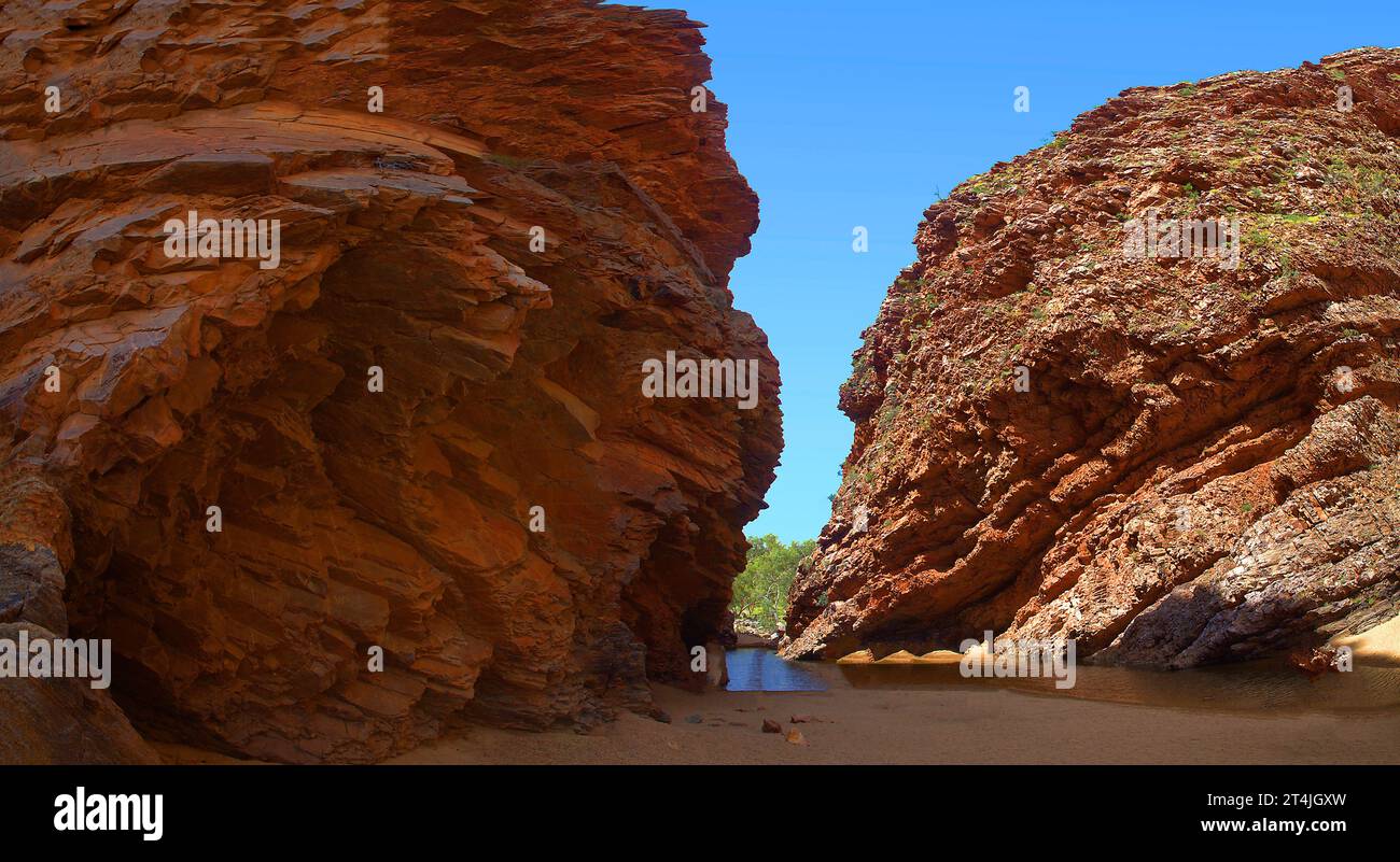 Red Rocks le long de la Red Centre Way d'Alice Springs à Uluru dans l'Outback de l'Australie Banque D'Images