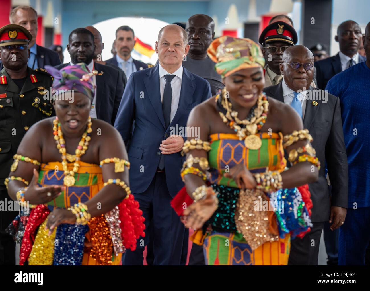 Accra, Ghana. 31 octobre 2023. Le chancelier allemand OLAF Scholz (SPD, M), visite le Centre international de formation au maintien de la paix Kofi Annan avec Nana Akufo-Addo (r), Présidente du Ghana, et est accueilli par des danseurs. Après le Nigeria, Scholz est en visite au Ghana, l'un des pays partenaires les plus importants de l'Allemagne en Afrique de l'Ouest. Crédit : Michael Kappeler/dpa/Alamy Live News Banque D'Images