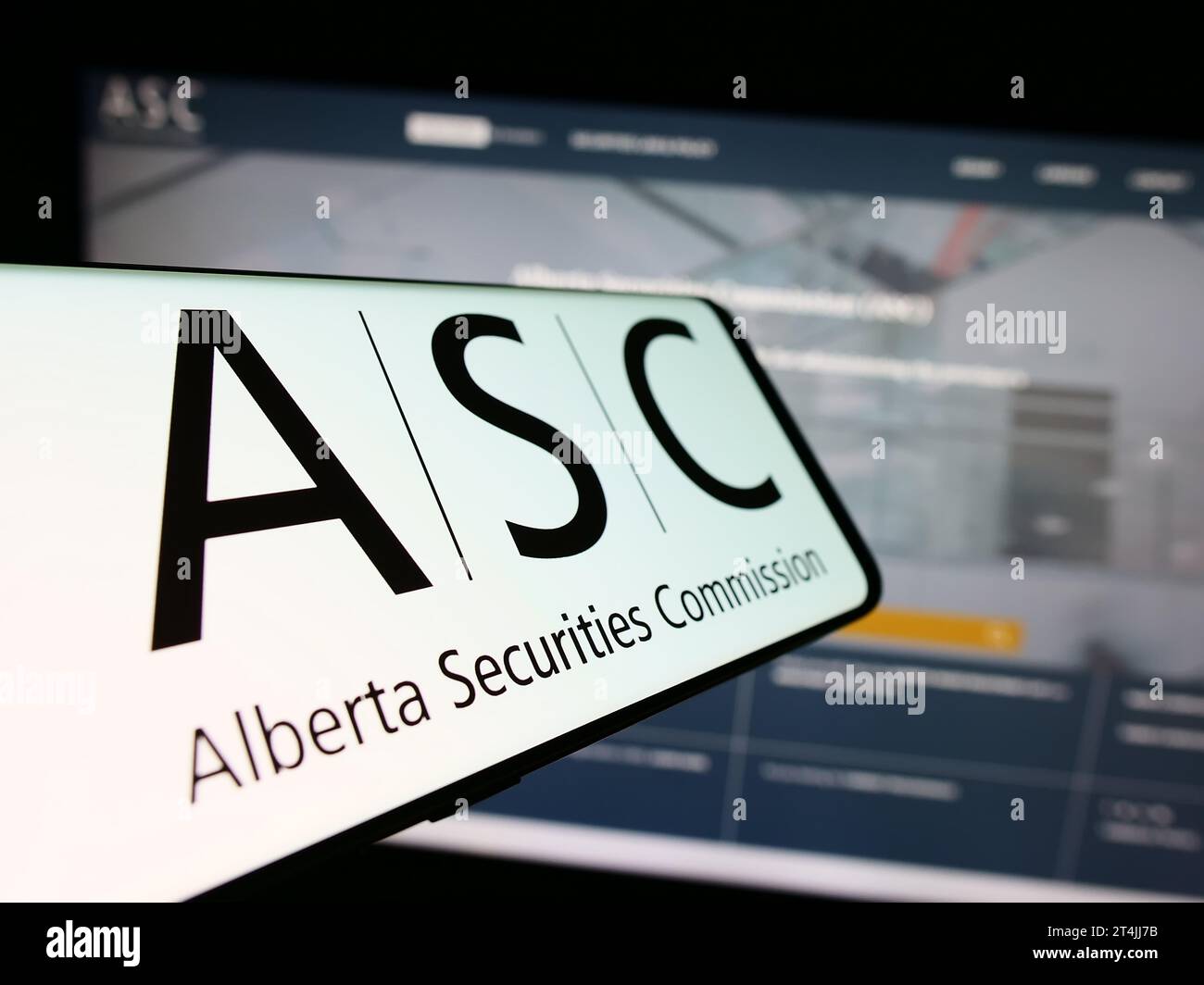 Smartphone avec logo de l'organisme de réglementation Alberta Securities Commission (ASC) devant le site Web. Concentrez-vous sur le centre gauche de l'écran du téléphone. Banque D'Images