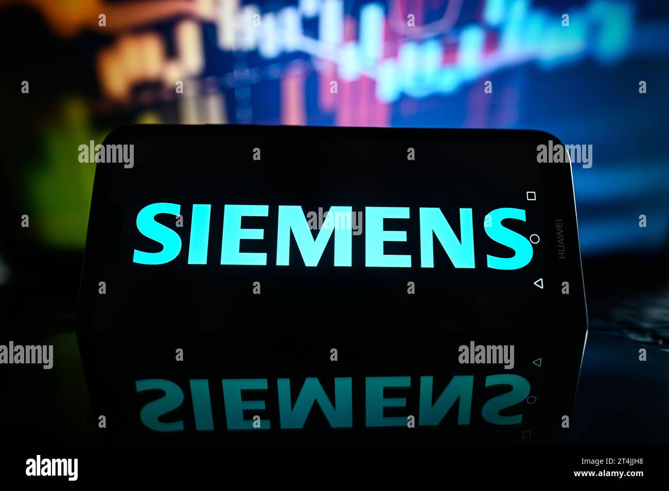 Dans cette illustration photo, un logo Siemens est affiché sur un smartphone avec des pourcentages boursiers en arrière-plan. Banque D'Images