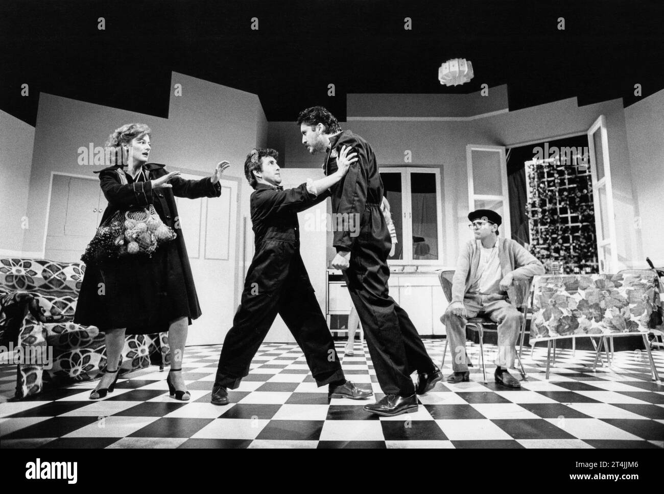 de gauche à droite : Maggie Steed (Antonia), Christopher Ryan (Luigi), Alfred Molina (Giovanni), Sylvester McCoy (grand-père) dans CAN'T PAY? JE NE PAIERAI PAS ! Par Dario FO au Criterion Theatre, Londres SW1 23/07/1981 production Half Moon Theatre traduction française : Lino Pertile & Peter Bested design : Geoff Rose éclairage : Gerry Jenkinson adapté et réalisé par Robert Walker Banque D'Images