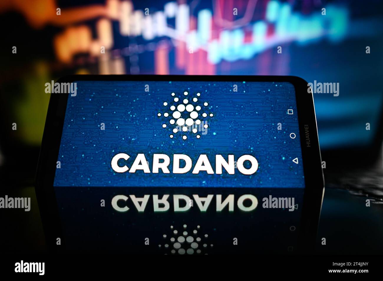 Dans cette illustration photo, un logo Cardano est affiché sur un smartphone avec des pourcentages boursiers en arrière-plan. Banque D'Images