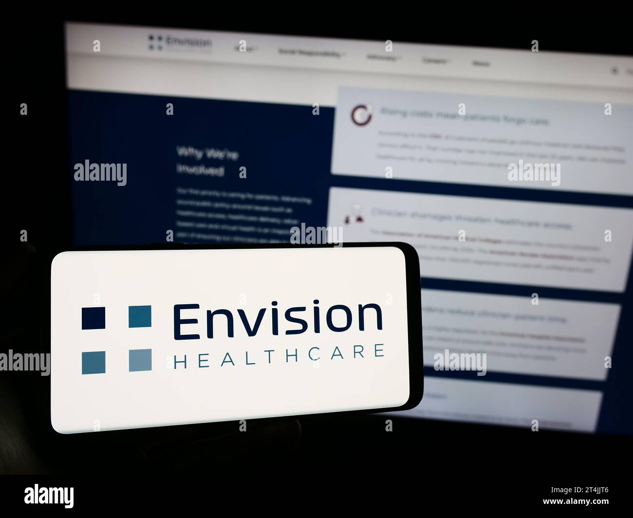 Personne tenant un smartphone avec le logo de la société hospitalière américaine Envision Healthcare devant le site Web. Concentrez-vous sur l'affichage du téléphone. Banque D'Images