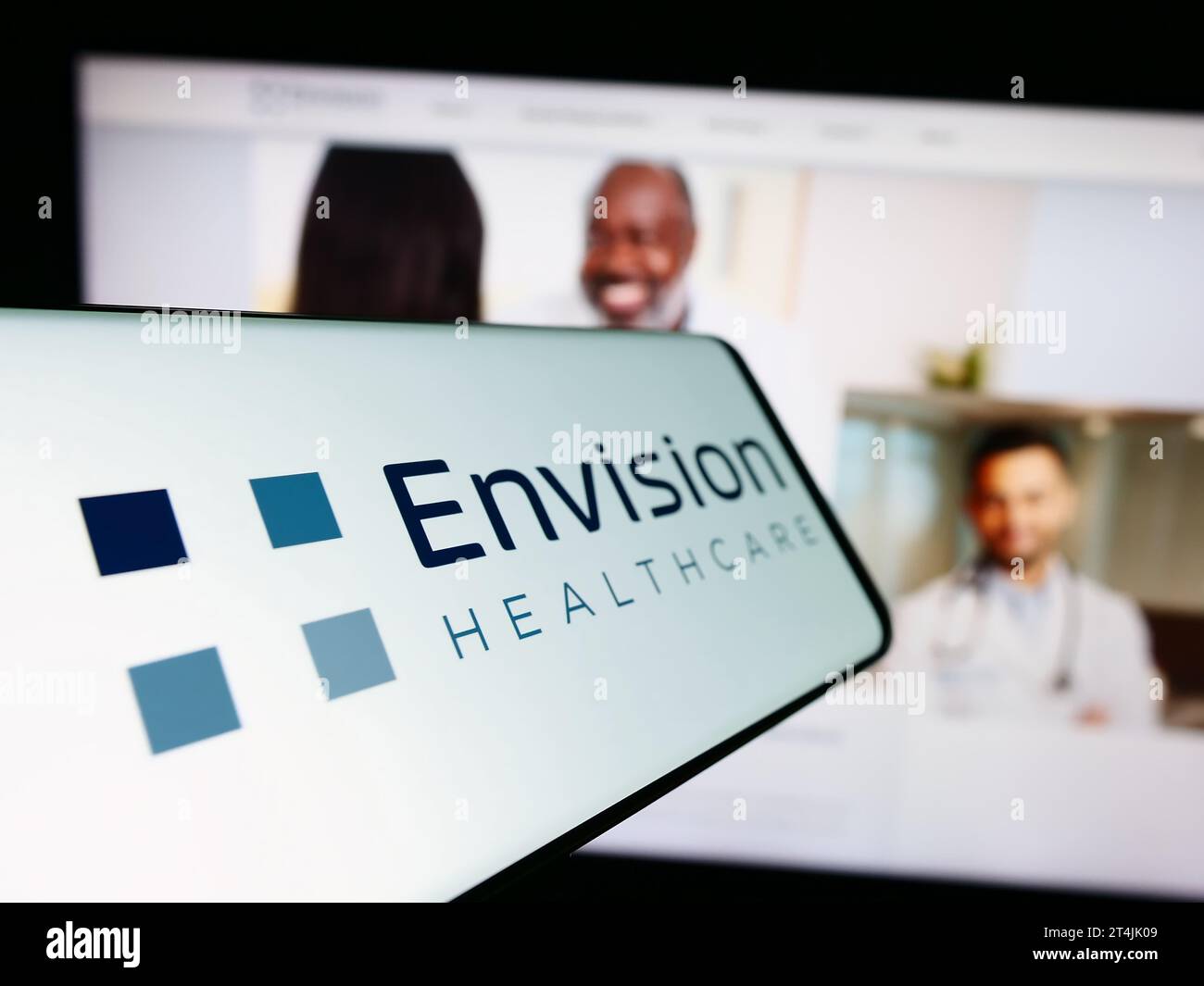 Téléphone portable avec logo de la société hospitalière américaine Envision Healthcare en face du site Web de l'entreprise. Concentrez-vous sur le centre gauche de l'écran du téléphone. Banque D'Images