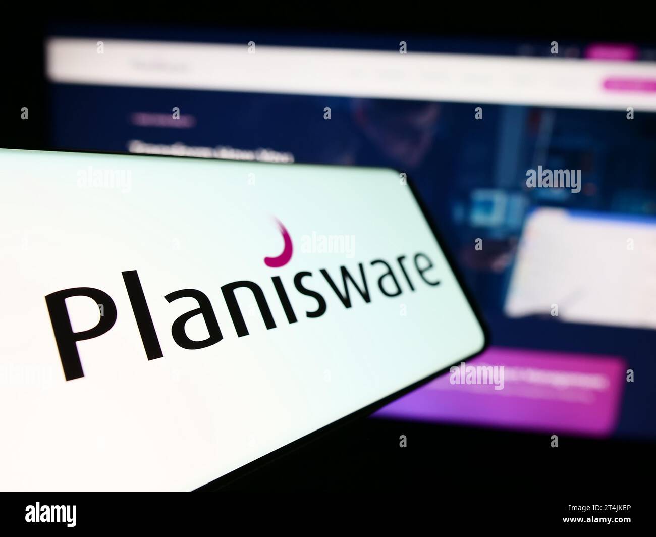 Smartphone avec logo de la société française de logiciels Planisware SAS devant le site Web de l'entreprise. Effectuez le focus sur la gauche de l'écran du téléphone. Banque D'Images