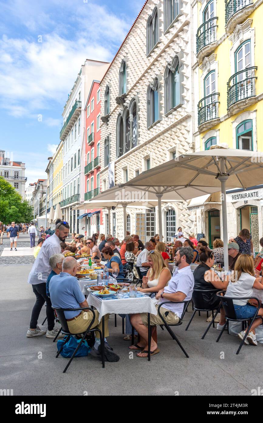Restaurants en plein air, Campo das Cebolas, quartier Alfama, Lisbonne, Portugal Banque D'Images