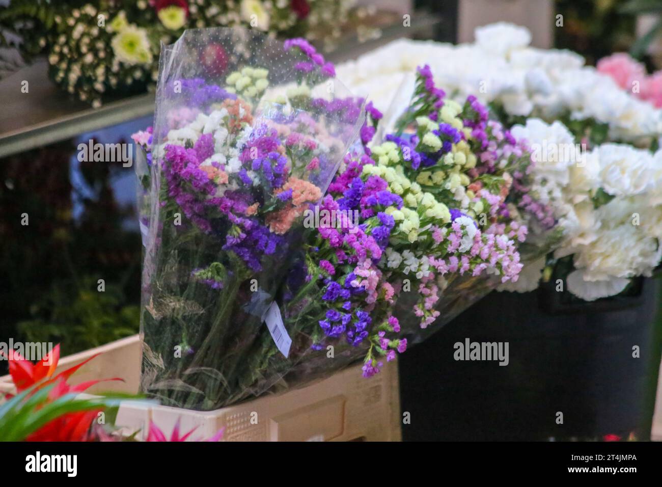 Oviedo, Espagne, le 31 octobre 2023 : divers bouquets de fleurs pendant les fleuristes se préparent pour la Toussaint, le 31 octobre 2023, à Oviedo, en Espagne. Crédit : Alberto Brevers / Alamy Live News. Banque D'Images