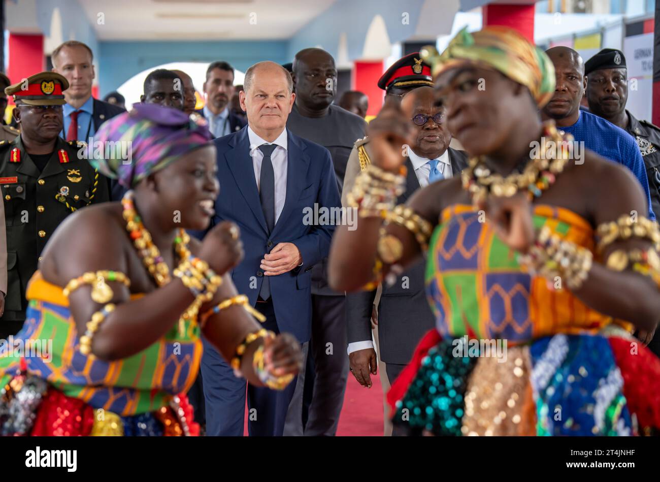 Accra, Ghana. 31 octobre 2023. Le chancelier allemand OLAF Scholz (SPD, centre l), visite le Centre international de formation au maintien de la paix Kofi Annan avec Nana Akufo-Addo (centre r), présidente du Ghana, et est accueilli par des danseurs. Après le Nigeria, Scholz est en visite au Ghana, l'un des pays partenaires les plus importants de l'Allemagne en Afrique de l'Ouest. Crédit : Michael Kappeler/dpa/Alamy Live News Banque D'Images