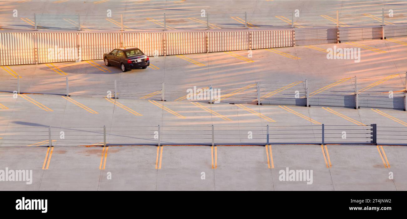 Dernière voiture dans le parking après avoir travaillé tard Banque D'Images