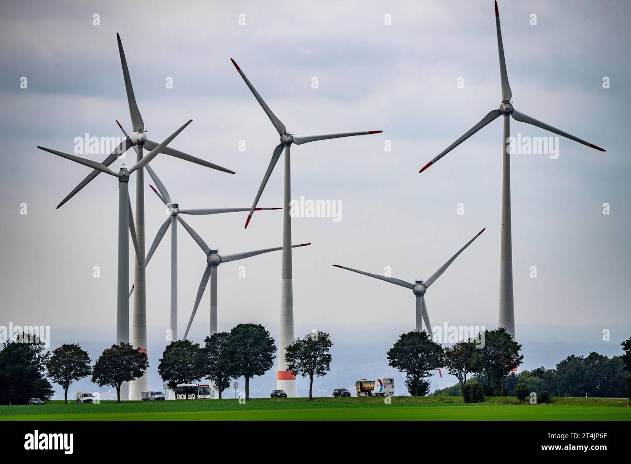 Parc éolien à l'est de Paderborn, sur la route fédérale B64, NRW, Allemagne Banque D'Images