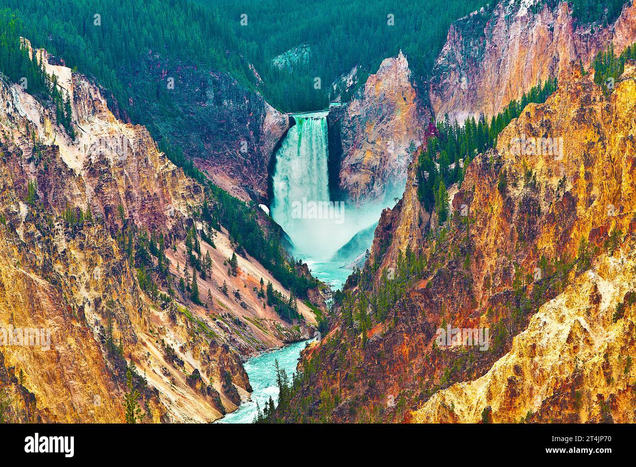 Les chutes sont des caractéristiques érosionnelles formées par la rivière Yellowstone qui coule sur la roche. Upper Falls est en amont des Lower Falls et mesure 109 pieds. Banque D'Images