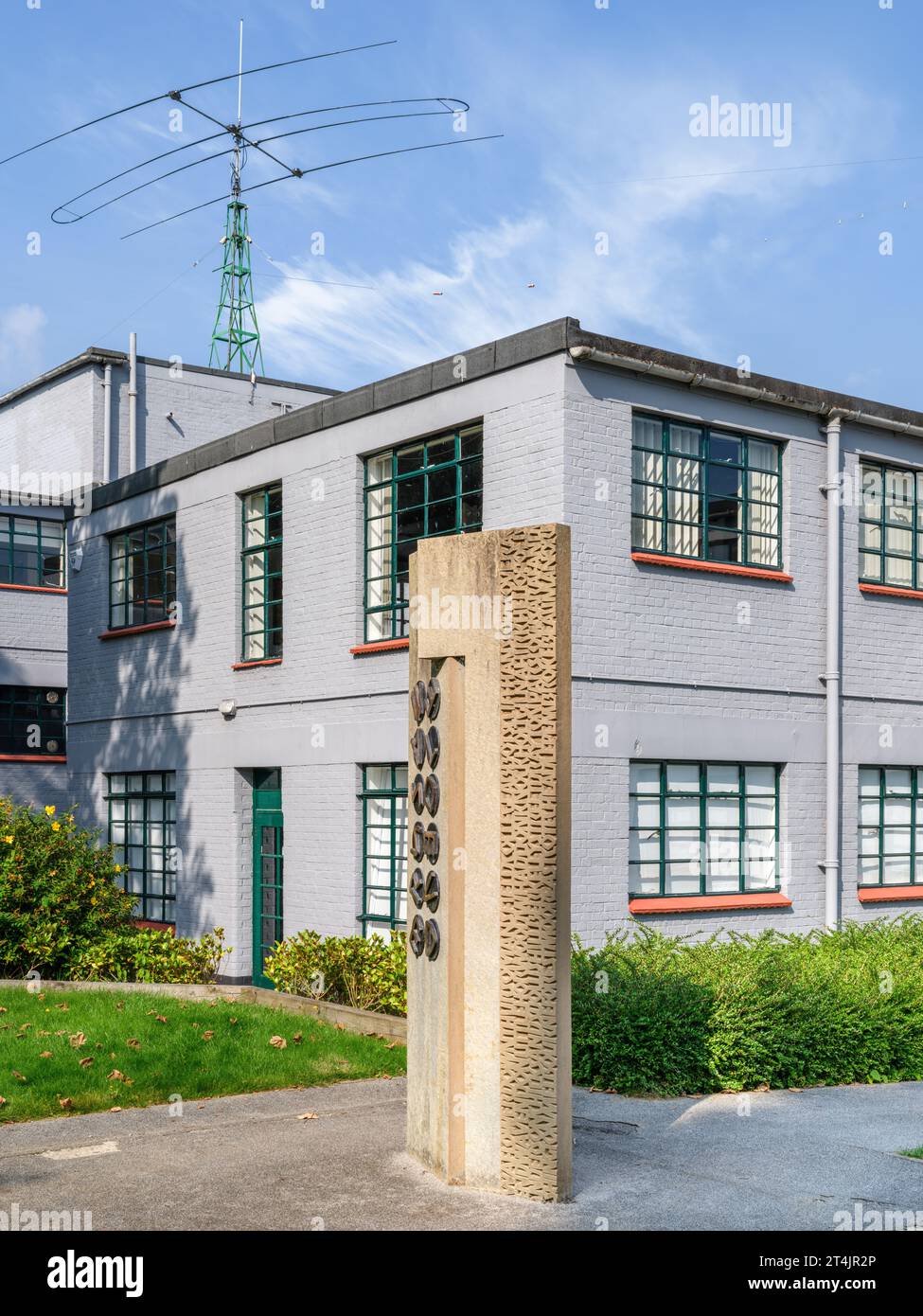 Le grand atenna sur le toit et la pierre commémorative à Bletchley Park. Connu sous le nom de Station X, Bletchley Park abritait les briseurs de code, Alistair Denniston, Banque D'Images