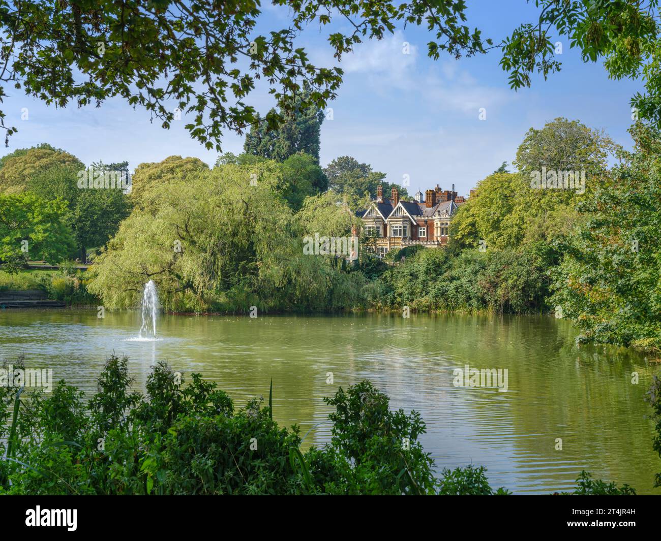 La maison de maître Bletchley Park vue de l'autre côté du lac. Connu sous le nom de Station X, Bletchley Park abritait les briseurs de code, Alistair Banque D'Images