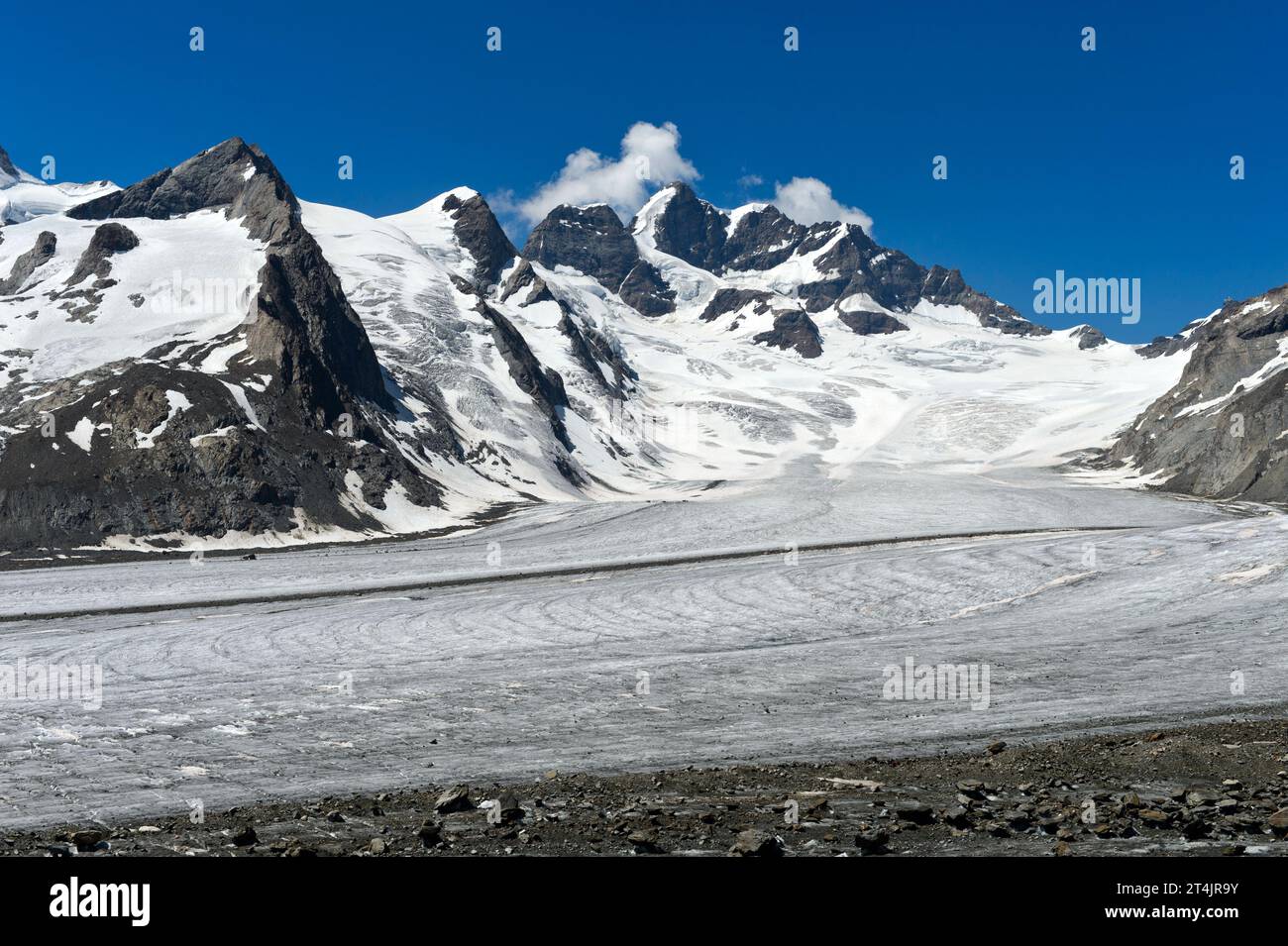 Vue depuis la zone de glace Konkordiaplatz sur le glacier Jungfraufirn jusqu'au sommet de la Jungfrau, région d'Aletsch, Grindelwald, Oberland bernois, Suisse Banque D'Images
