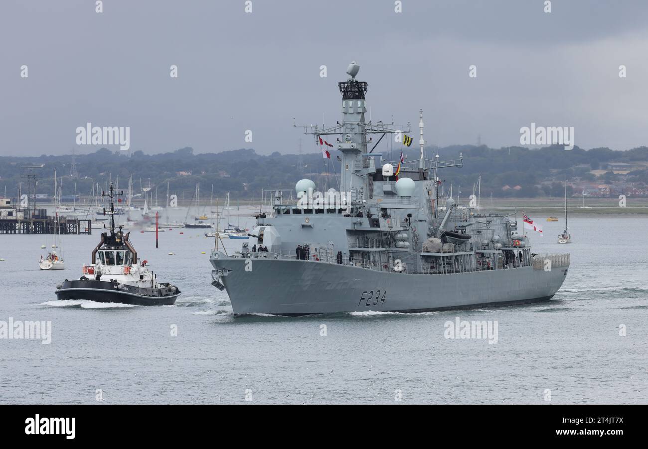 La frégate HMS IRON DUKE (F234) de la Royal Navy quitte le port escortée par le remorqueur de la base navale BOUNTIFUL Banque D'Images