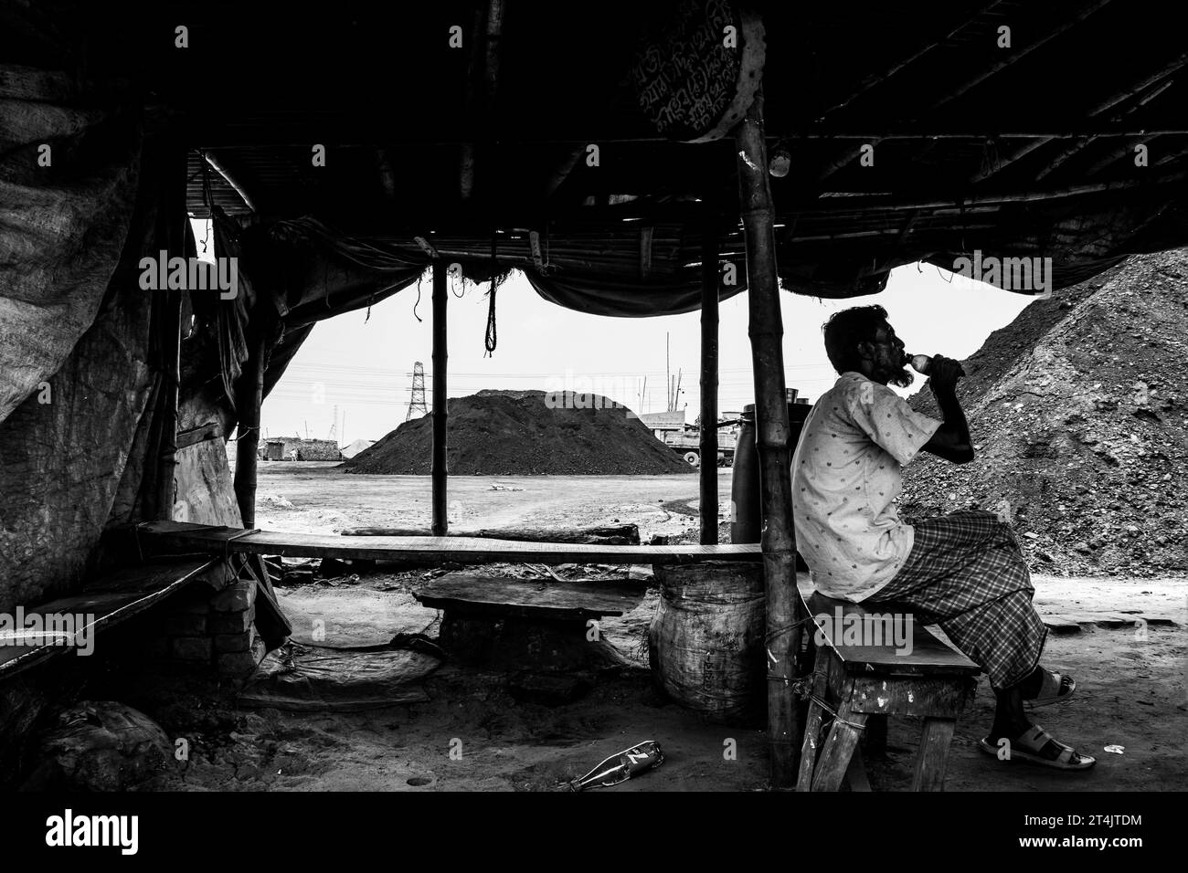 Plus grande place d'affaires de charbon au Bangladesh. Cette image a été prise le 29 mai 2022 à Gabtoli, au Bangladesh Banque D'Images