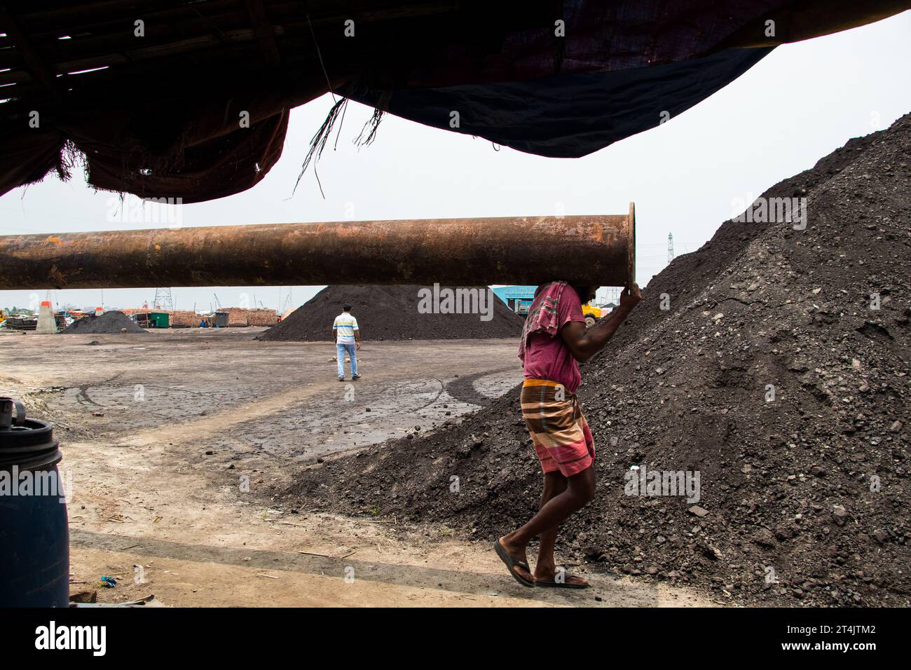 Plus grande place d'affaires de charbon au Bangladesh. Cette image a été prise le 29 mai 2022 à Gabtoli, au Bangladesh Banque D'Images