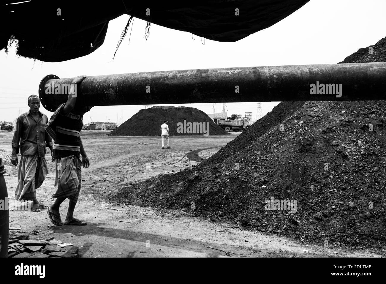 Plus grande place d'affaires de charbon au Bangladesh. Cette image a été prise le 29 mai 2022 à Gabtoli, au Bangladesh Banque D'Images