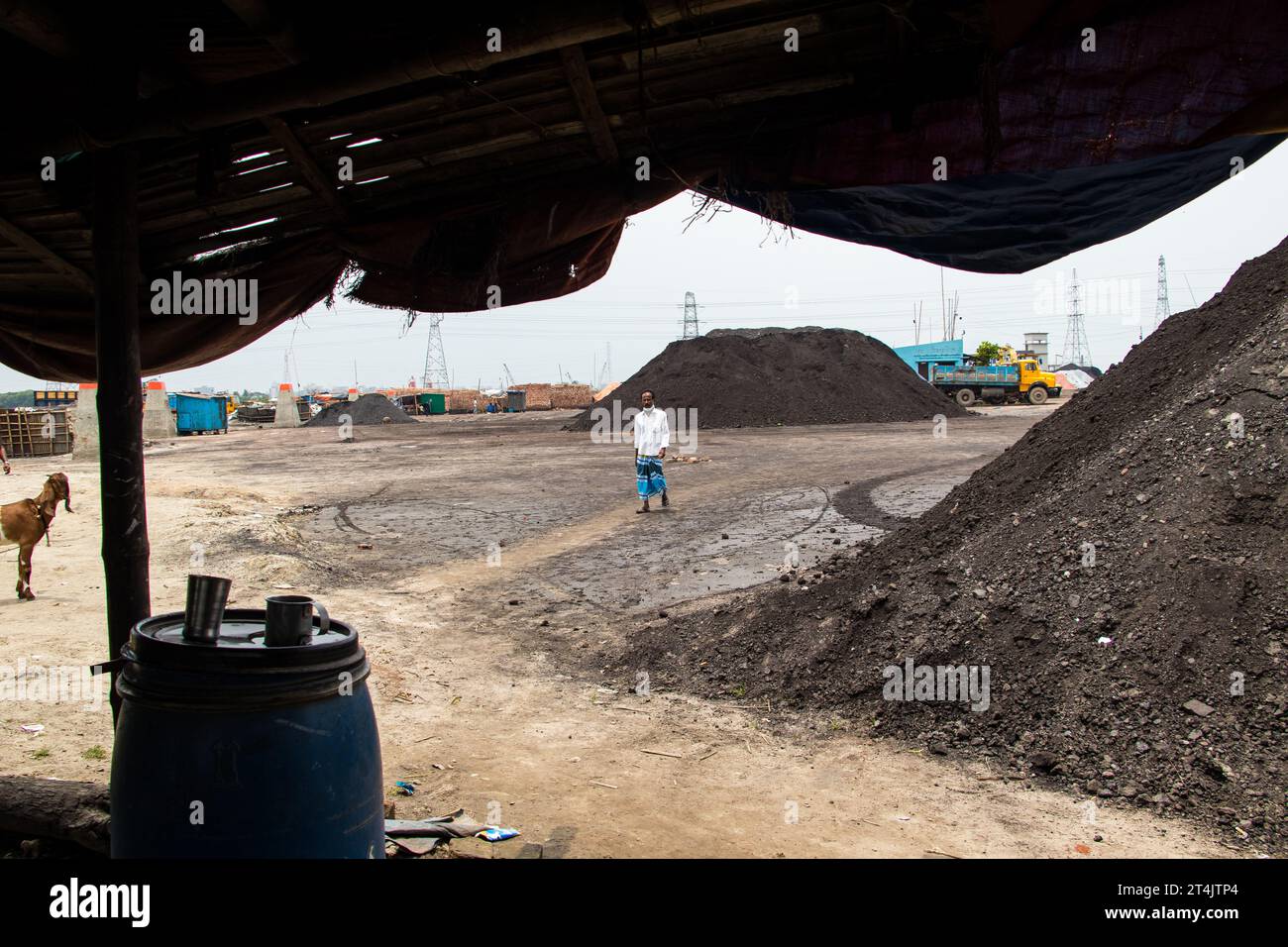 Plus grande place d'affaires de charbon au Bangladesh. Cette image a été prise le 29 mai 2022 à Gabtoli, au Bangladesh Banque D'Images
