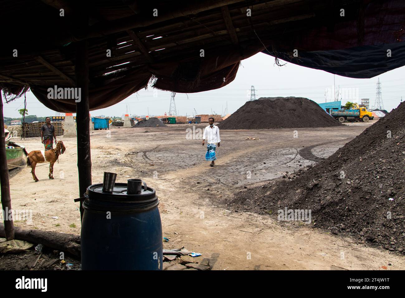 Plus grande place d'affaires de charbon au Bangladesh. Cette image a été prise le 29 mai 2022 à Gabtoli, au Bangladesh Banque D'Images