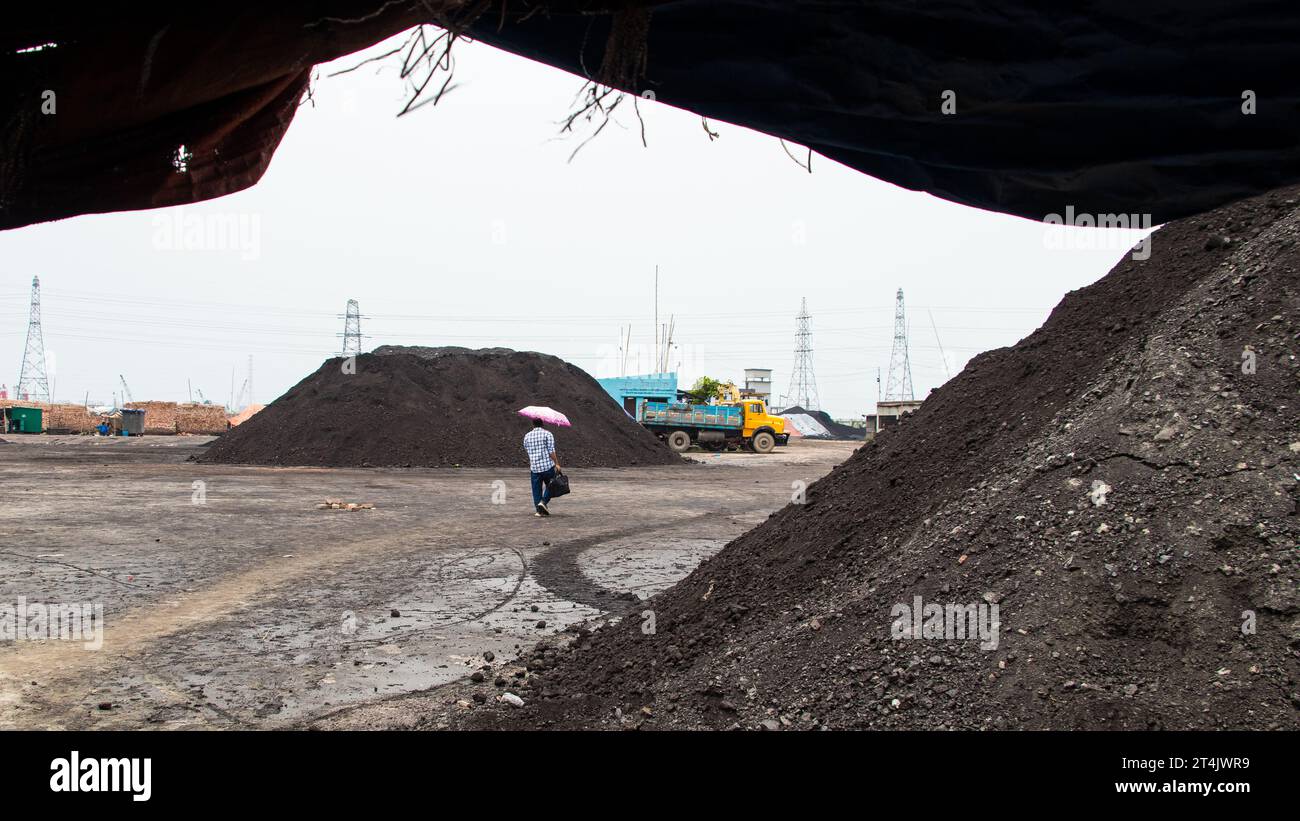 Plus grande place d'affaires de charbon au Bangladesh. Cette image a été prise le 29 mai 2022 à Gabtoli, au Bangladesh Banque D'Images