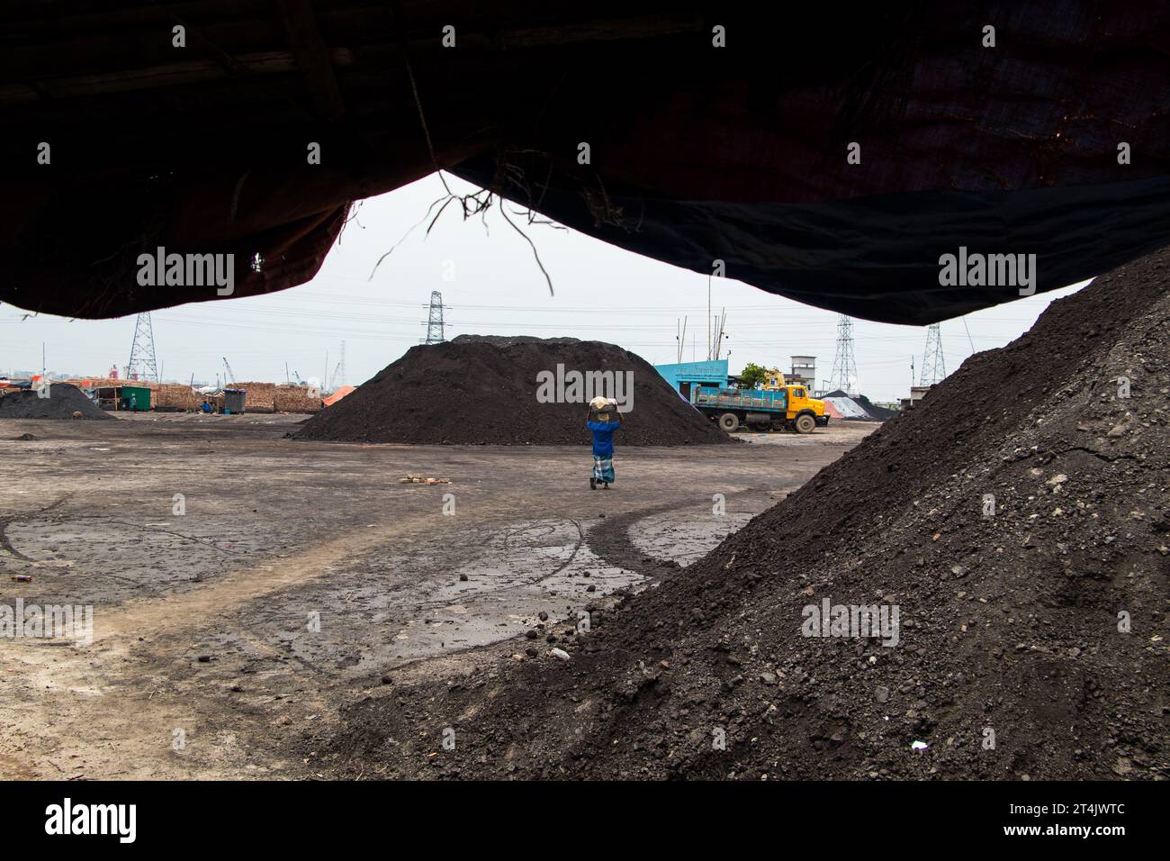 Plus grande place d'affaires de charbon au Bangladesh. Cette image a été prise le 29 mai 2022 à Gabtoli, au Bangladesh Banque D'Images