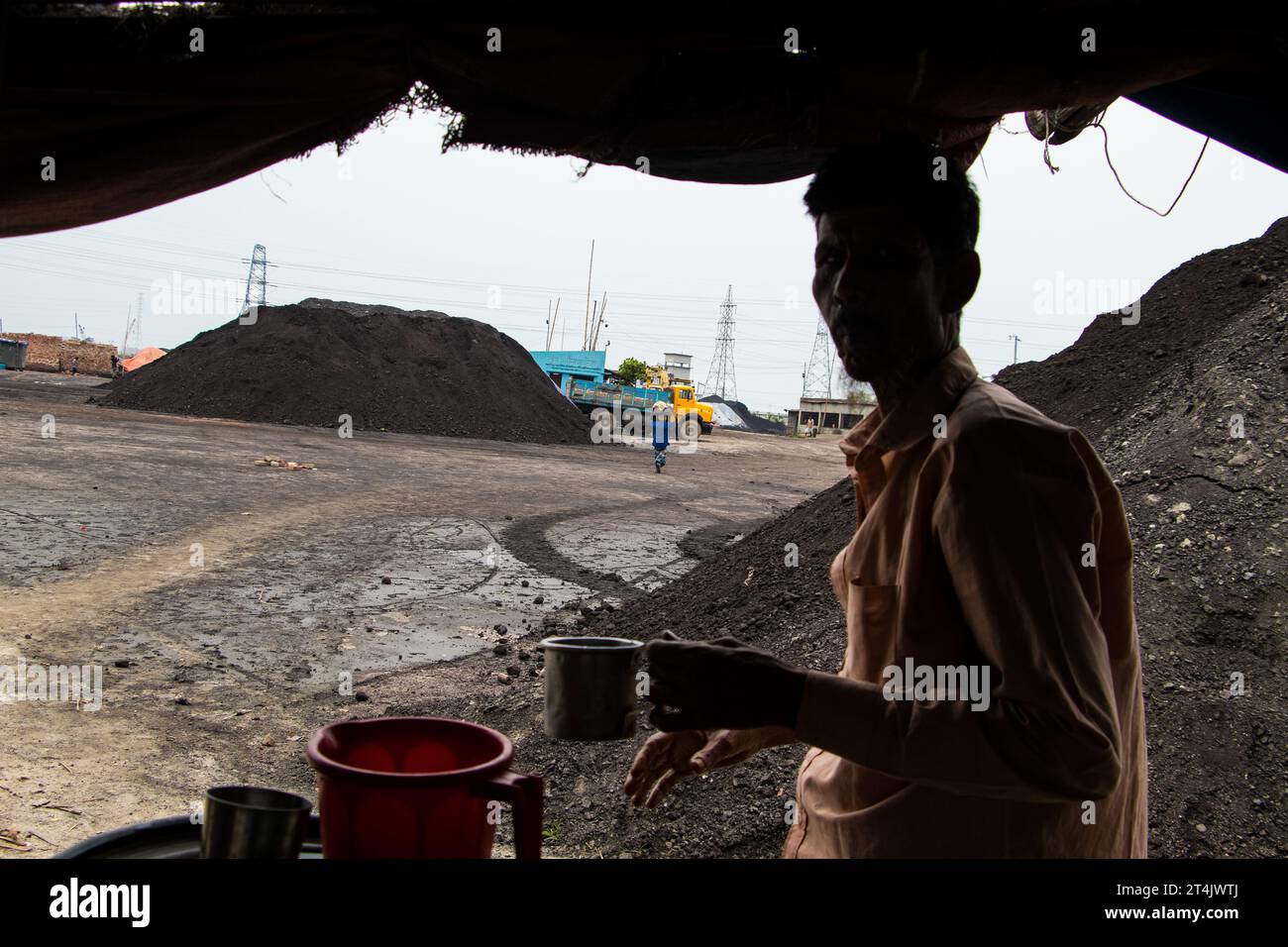 Plus grande place d'affaires de charbon au Bangladesh. Cette image a été prise le 29 mai 2022 à Gabtoli, au Bangladesh Banque D'Images