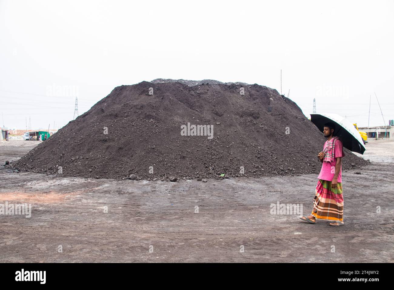 Plus grande place d'affaires de charbon au Bangladesh. Cette image a été prise le 29 mai 2022 à Gabtoli, au Bangladesh Banque D'Images