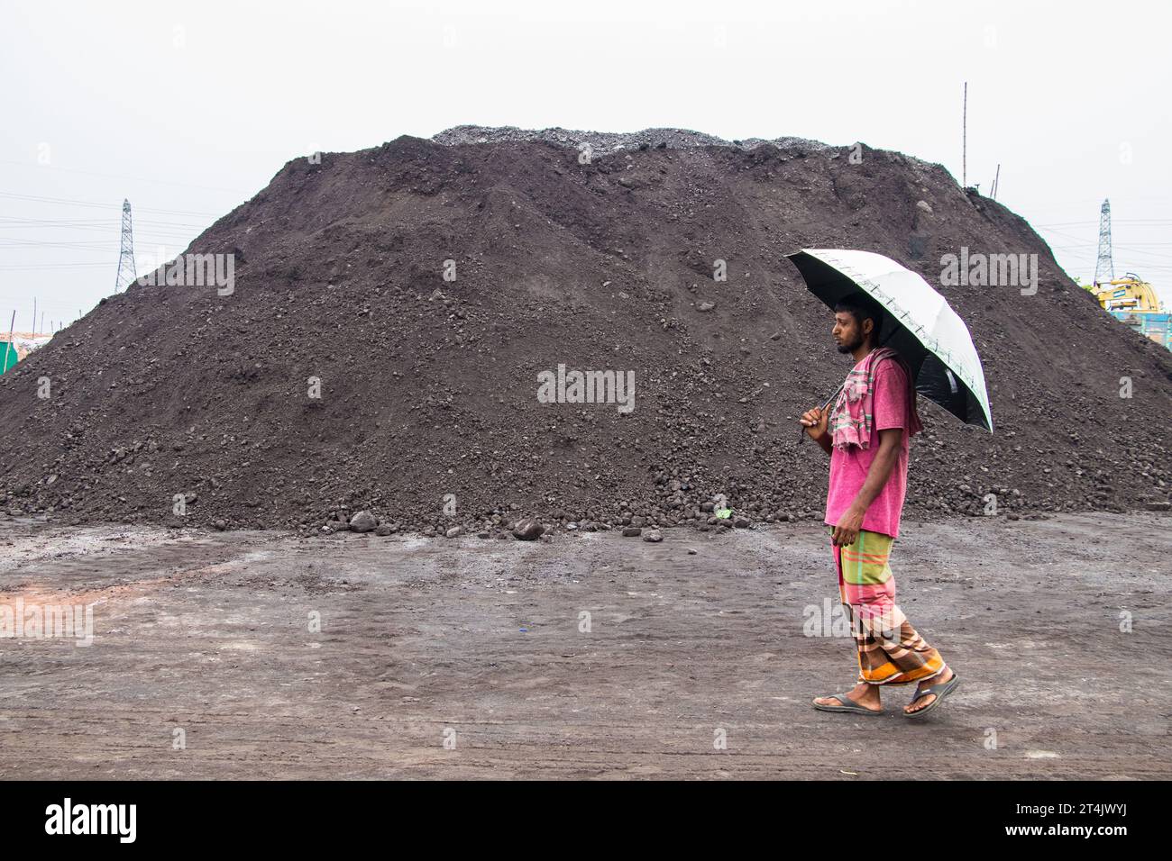 Plus grande place d'affaires de charbon au Bangladesh. Cette image a été prise le 29 mai 2022 à Gabtoli, au Bangladesh Banque D'Images