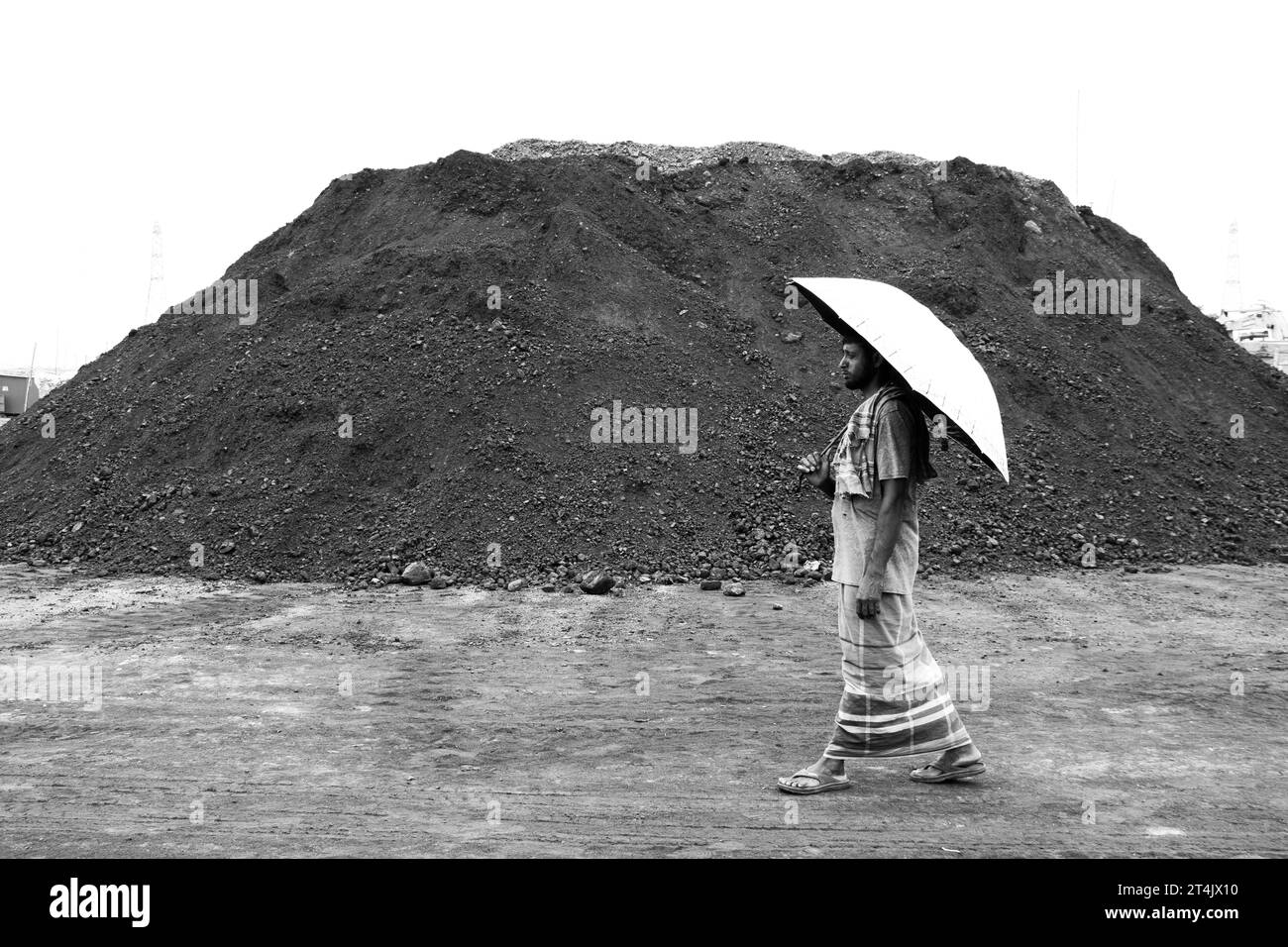 Plus grande place d'affaires de charbon au Bangladesh. Cette image a été prise le 29 mai 2022 à Gabtoli, au Bangladesh Banque D'Images