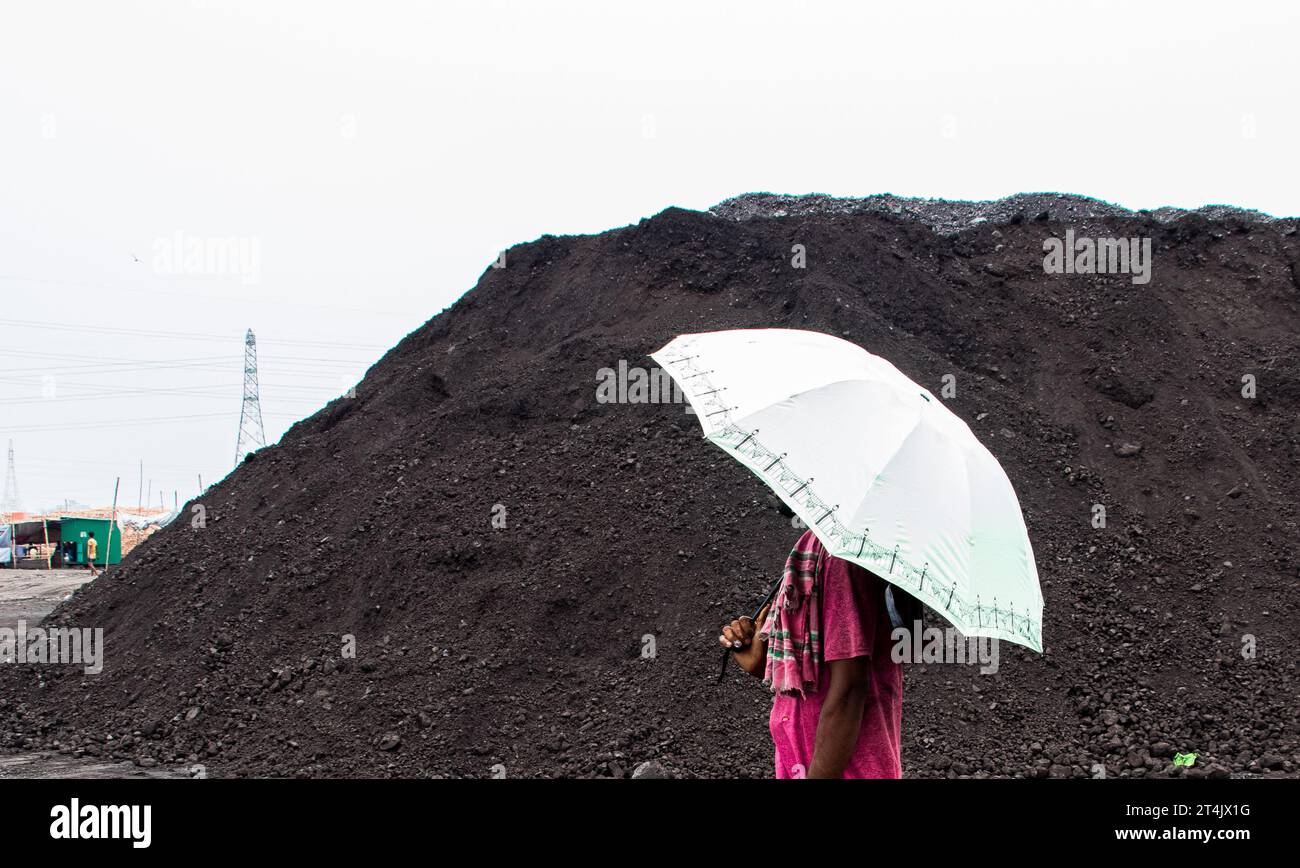 Plus grande place d'affaires de charbon au Bangladesh. Cette image a été prise le 29 mai 2022 à Gabtoli, au Bangladesh Banque D'Images