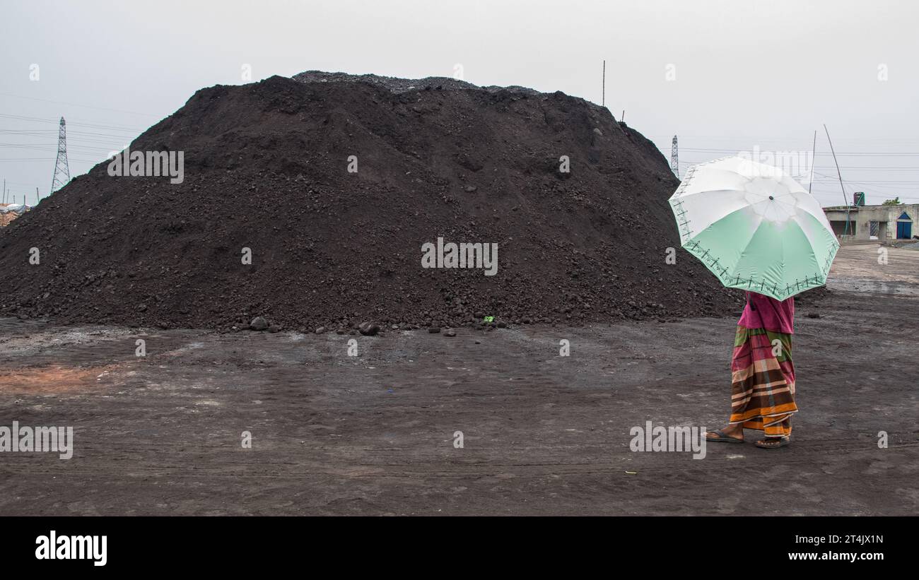 Plus grande place d'affaires de charbon au Bangladesh. Cette image a été prise le 29 mai 2022 à Gabtoli, au Bangladesh Banque D'Images