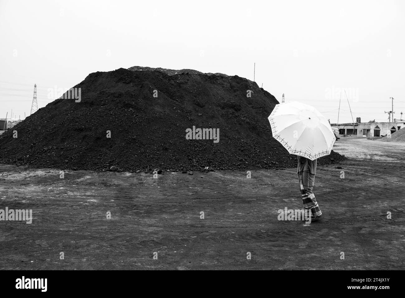 Plus grande place d'affaires de charbon au Bangladesh. Cette image a été prise le 29 mai 2022 à Gabtoli, au Bangladesh Banque D'Images