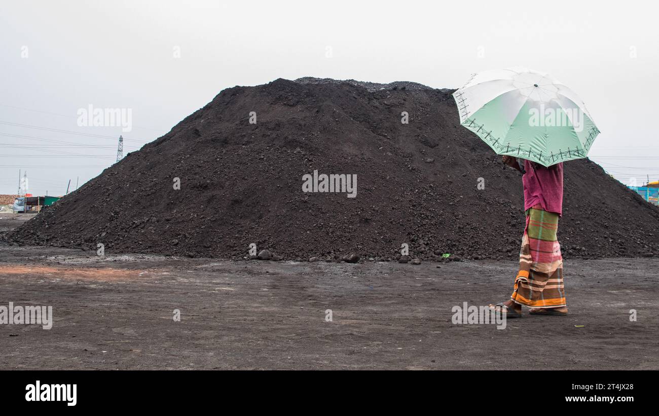 Plus grande place d'affaires de charbon au Bangladesh. Cette image a été prise le 29 mai 2022 à Gabtoli, au Bangladesh Banque D'Images