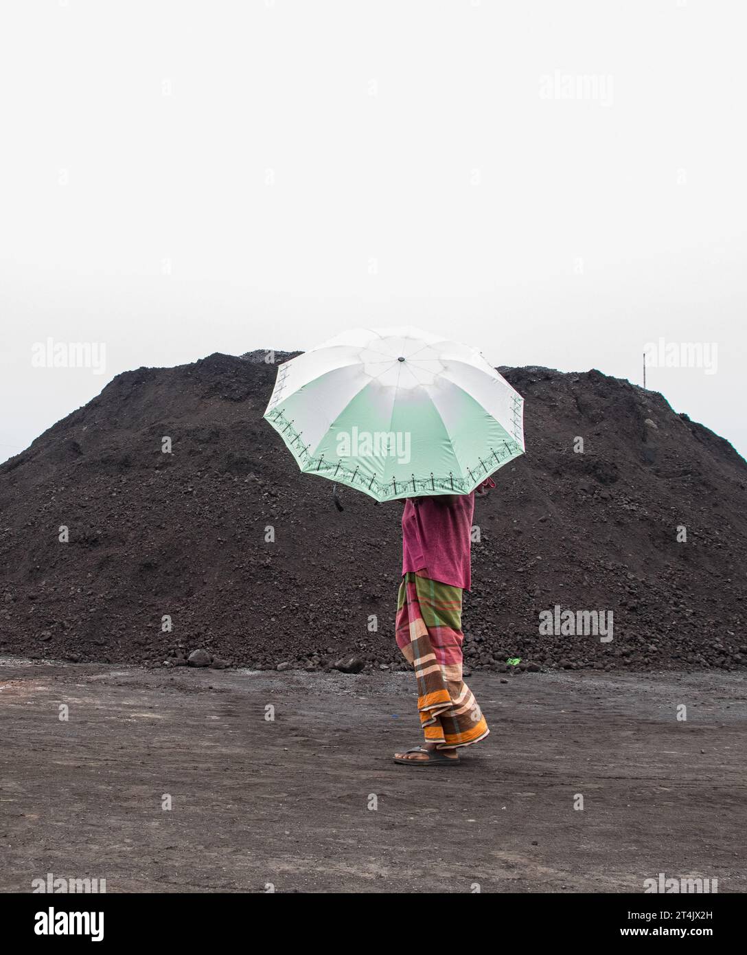 Plus grande place d'affaires de charbon au Bangladesh. Cette image a été prise le 29 mai 2022 à Gabtoli, au Bangladesh Banque D'Images