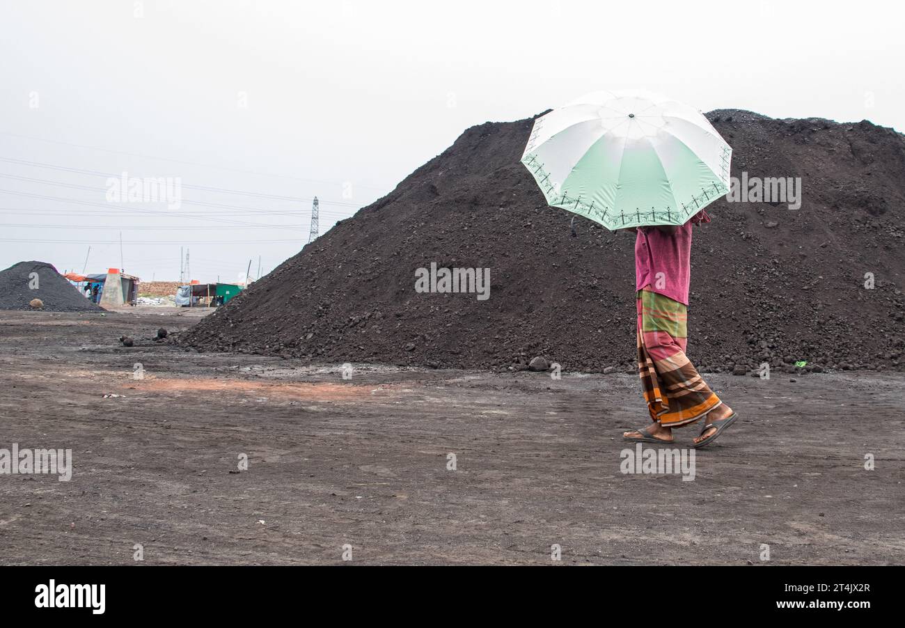Plus grande place d'affaires de charbon au Bangladesh. Cette image a été prise le 29 mai 2022 à Gabtoli, au Bangladesh Banque D'Images