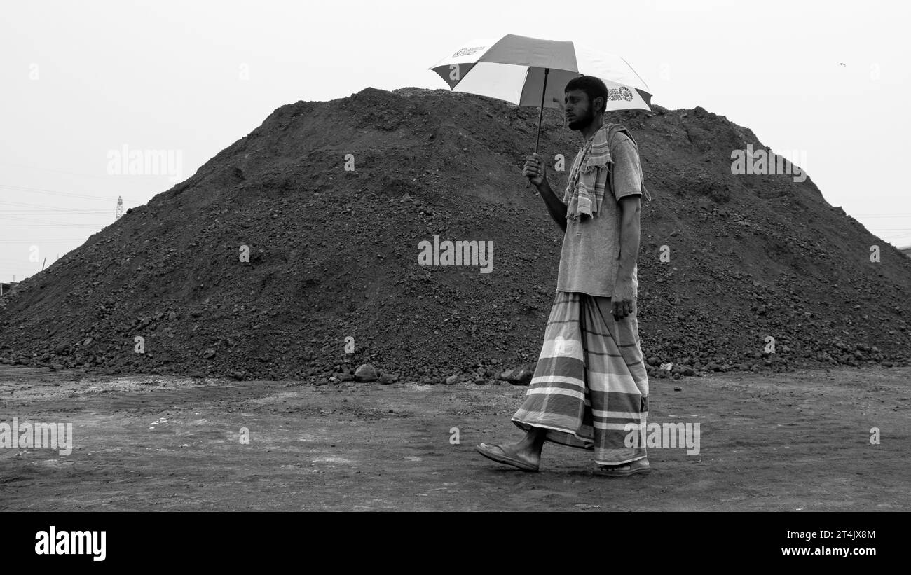 Plus grande place d'affaires de charbon au Bangladesh. Cette image a été prise le 29 mai 2022 à Gabtoli, au Bangladesh Banque D'Images