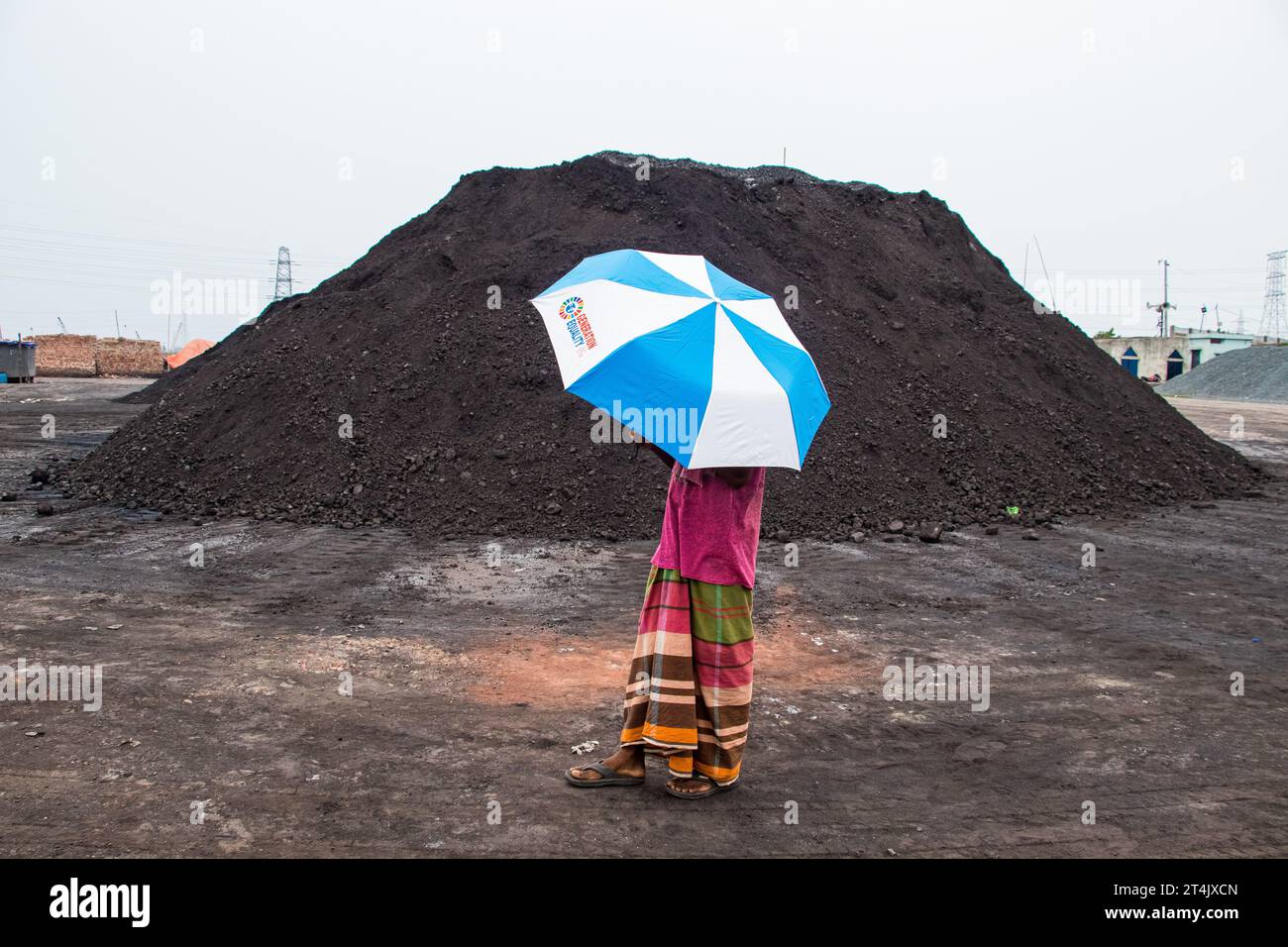 Plus grande place d'affaires de charbon au Bangladesh. Cette image a été prise le 29 mai 2022 à Gabtoli, au Bangladesh Banque D'Images