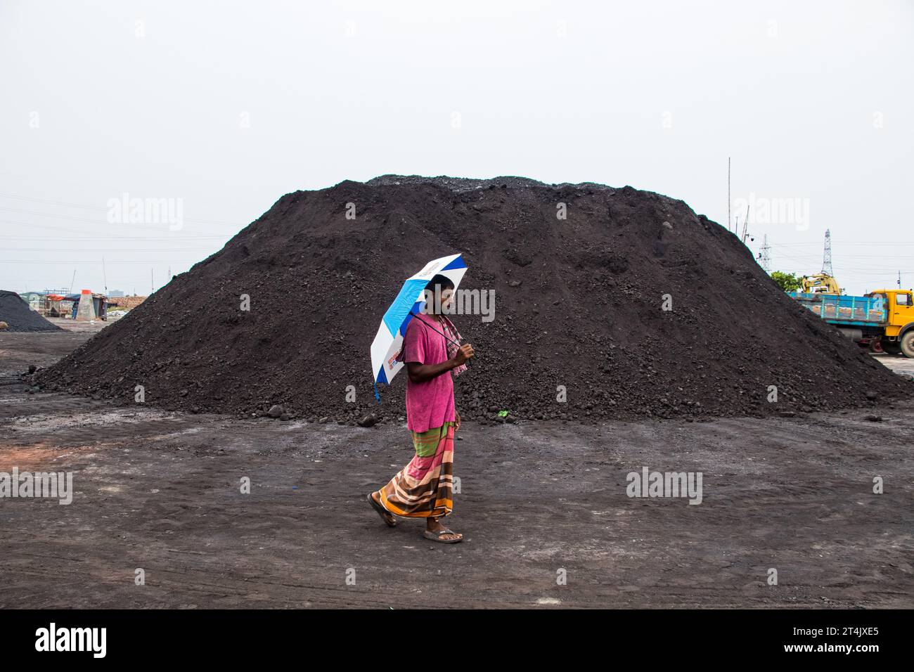 Plus grande place d'affaires de charbon au Bangladesh. Cette image a été prise le 29 mai 2022 à Gabtoli, au Bangladesh Banque D'Images