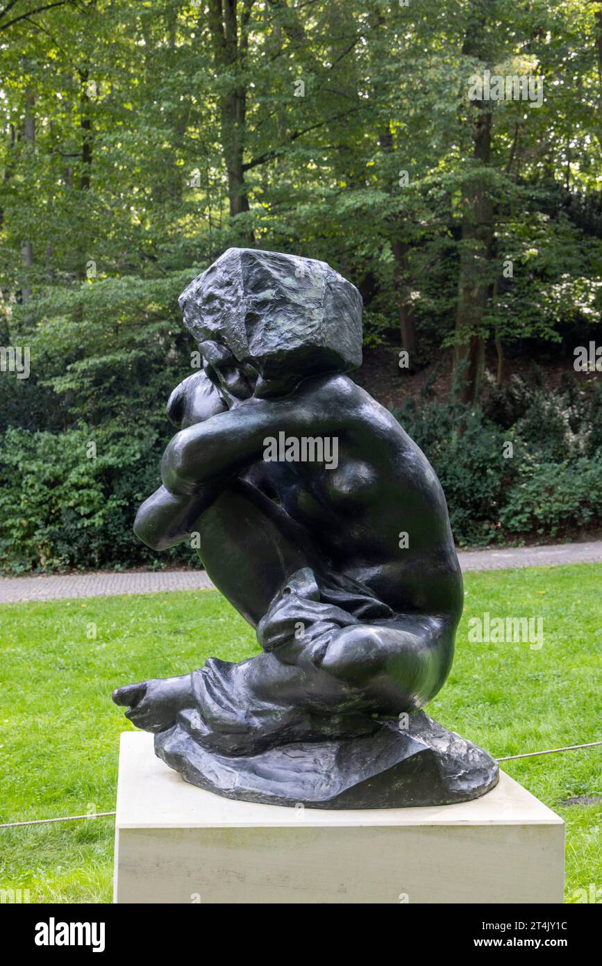 Auguste Rodin, Caryatide portant sa pierre, coulée de bronze 1928, basé sur le modèle 1883 pour les portes de l'enfer, Parc Lazienki, Varsovie, Pologne Banque D'Images