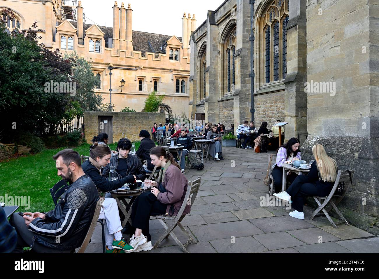 À l’extérieur du « café Vaults & Garden » (sous la menace de fermeture) associé à l’église universitaire de St Mary la Vierge et à l’université d’Oxford Banque D'Images